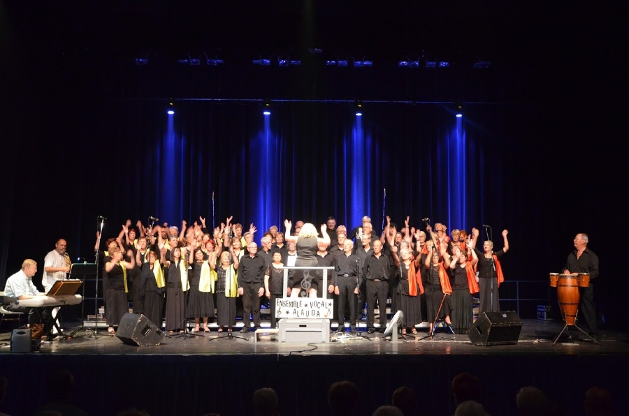 En 1987 Marie Barbier créait accompagnée d'amis, la chorale ALAUDA(du latin Alouette) :
30 ans de répétitions, de concerts, de partage avec d'autres chorales aboutissent à ce concert anniversaire de l'ENSEMBLE VOCAL ALAUDA .Que de chemin parcouru...
Les familles étaient présentes à ce concert qui a rassemblé trois chorales pour fêter cet évènement : Alauda , la Chorale du Bugey et la Voix de l'Ambène.
Cette musique nous a transporté des Cornouilles à l'Oural, des ports de l'Atlantique vers l'univers des marins, puis vers le monde de la mine et des mineurs.
Les choristes se sont exprimés dans un chant maori, au travers d'une mélodie médiévale, du Bleu de l'été à l'Oratorio de Noël.
Final : les trois chorales réunies forment un chœur de 150 choristes. Quelle puissance pour le chœur des esclaves de Nabucco (Giuseppe Verdi), air devenu emblème de la Liberté. En 1987 Marie Barbier créait accompagnée d'amis, la chorale ALAUDA(du latin Alouette) :
30 ans de répétitions, de concerts, de partage avec d'autres chorales aboutissent à ce concert anniversaire de l'ENSEMBLE VOCAL ALAUDA .Que de chemin parcouru...
Les familles étaient présentes à ce concert qui a rassemblé trois chorales pour fêter cet évènement : Alauda , la Chorale du Bugey et la Voix de l'Ambène.
Cette musique nous a transporté des Cornouilles à l'Oural, des ports de l'Atlantique vers l'univers des marins, puis vers le monde de la mine et des mineurs.
Les choristes se sont exprimés dans un chant maori, au travers d'une mélodie médiévale, du Bleu de l'été à l'Oratorio de Noël.
Final : les trois chorales réunies forment un chœur de 150 choristes. Quelle puissance pour le chœur des esclaves de Nabucco (Giuseppe Verdi), air devenu emblème de la Liberté.