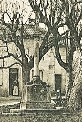 Le socle, la colonne et son chapiteau semblent identiques à ceux qui sont visibles actuellement ; au sommet, par contre, c'est une grande croix qui avait été installée. De quand date la transformation ? Nous faisons appel à la sagacité et à la mémoire de nos lecteurs. Si vous avez une information vous pouvez nous contacter en cliquant ici. Le socle, la colonne et son chapiteau semblent identiques à ceux qui sont visibles actuellement ; au sommet, par contre, c'est une grande croix qui avait été installée. De quand date la transformation ? Nous faisons appel à la sagacité et à la mémoire de nos lecteurs. Si vous avez une information vous pouvez nous contacter en cliquant ici.