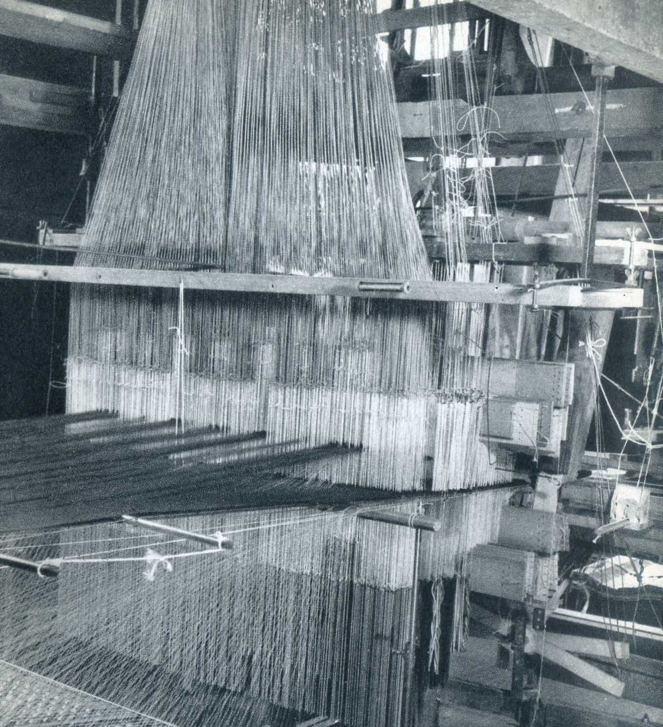 Métier à tisser : l'univers du canut est vaste, en fonction des opérations que nécessite la soie. Ces opérations génèrent de multiples professions.
« La Fabrique lyonnaise de la soierie est du point de vue de l'excellence et de la variété des produits, de l'importance de la fabrication, comme de l'antiquité de l'origine, la plus belle des grandes industries françaises. » Edouard Aynard, vers 1885. Métier à tisser : l'univers du canut est vaste, en fonction des opérations que nécessite la soie. Ces opérations génèrent de multiples professions.
« La Fabrique lyonnaise de la soierie est du point de vue de l'excellence et de la variété des produits, de l'importance de la fabrication, comme de l'antiquité de l'origine, la plus belle des grandes industries françaises. » Edouard Aynard, vers 1885.
