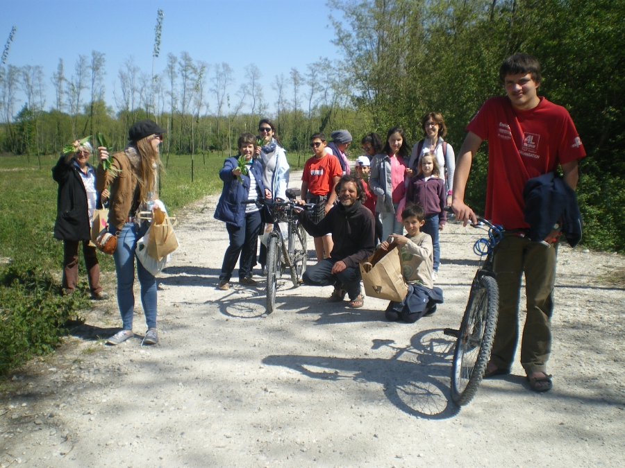 Tout le monde n'est pas � pied pour cette promenade : certains ont pris leur v�lo.