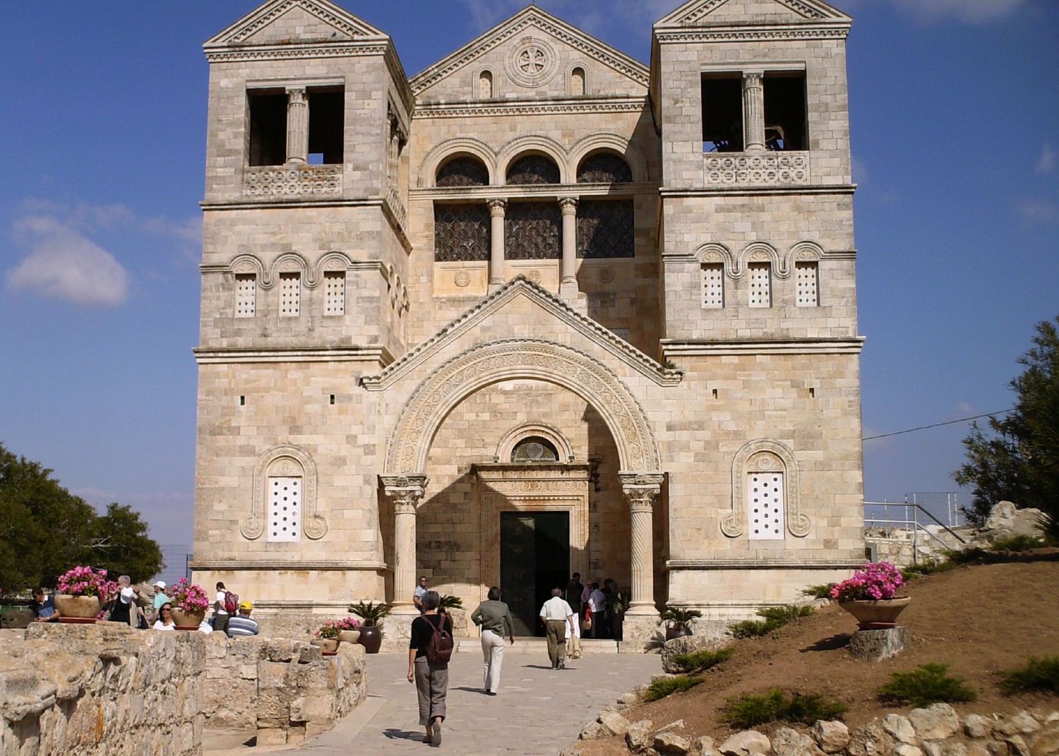  Aprs avoir enseign et guri, entour de ses disciples, Jsus leur annonce une premire fois sa Passion, puis il est transfigur devant Pierre, Jacques et Jean. Gravir une haute montagne est, comme pour Mose, la route  suivre pour entendre la voix de Dieu. Ici, Dieu est le Pre qui dit :  Celui-ci est mon Fils bien-aim, en qui je trouve ma joie : coutez-le ! .
 Soyons srs que chacun de nous est fils ou fille bien-aim(e) du Pre.

 Six jours aprs, Jsus prend avec lui Pierre, Jacques et Jean son frre, et il les emmne  l'cart, sur une haute montagne. Il fut transfigur devant eux ; son visage devint brillant comme le soleil, et ses vtements, blancs comme la lumire. (Mt 17,1-2) 

La tradition situe cet vnement au mont Thabor sur lequel fut bti une glise.