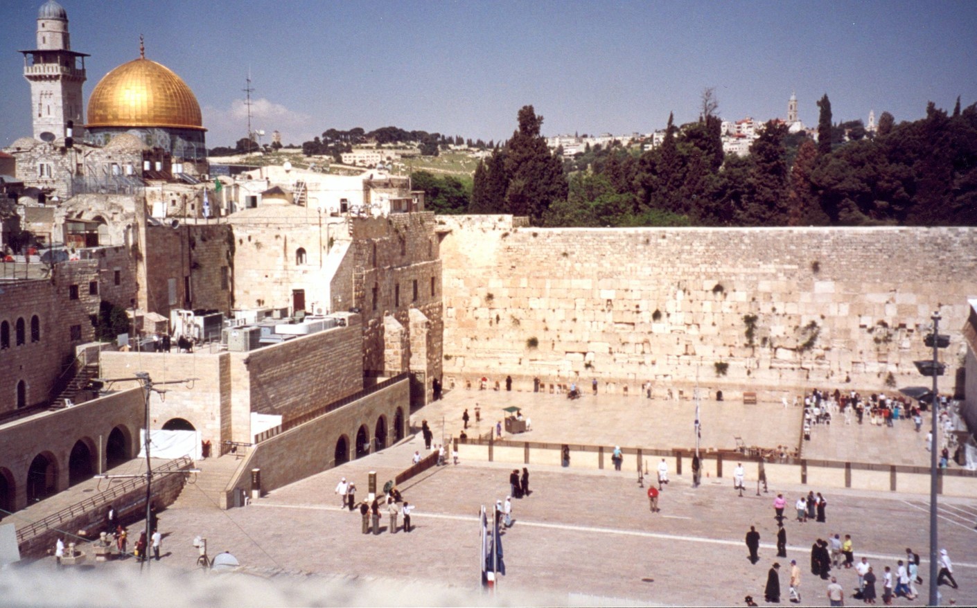 C'est à Jérualem que Jésus est mort et ressuscité. Jérusalem est aussi appelée « le mont Sion », le Temple en étant le symbole construit sur ce monticule. Celui-ci ayant été détruit, il ne reste que le Mur des Lamentations vénéré par tous les Juifs, et c'est la mosquée d'Omar qui se situe à cet endroit.