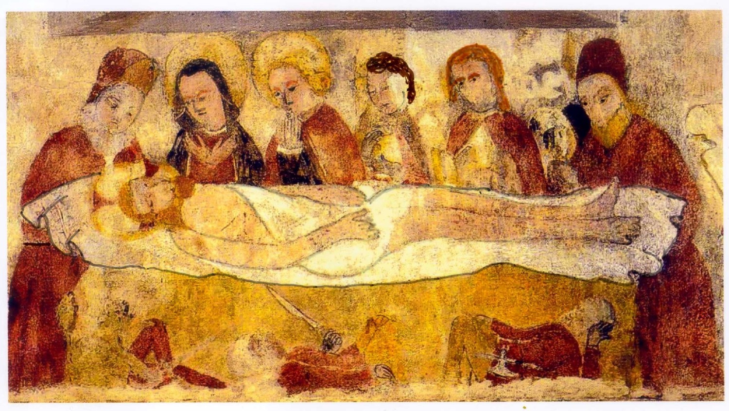 Évangile selon saint Jean 18,1-19,42
En ce temps-là, après le repas, Jésus sortit avec ses disciples et traversa le torrent du Cédron ; il y avait là un jardin, dans lequel il entra avec ses disciples. Judas, qui le livrait, connaissait l’endroit, lui aussi, car Jésus et ses disciples s’y étaient souvent réunis. Judas, avec un détachement de soldats ainsi que des gardes envoyés par les grands prêtres et les pharisiens, arrive à cet endroit. Ils avaient des lanternes, des torches et des armes. Alors Jésus, sachant tout ce qui allait lui arriver, s’avança et leur dit : « Qui cherchez-vous? » Ils lui répondirent : « Jésus le Nazaréen. » Il leur dit : « C’est moi, je le suis. » Judas, qui le livrait, se tenait avec eux. Quand Jésus leur répondit : « C’est moi, je le suis », ils reculèrent, et ils tombèrent à terre. Il leur demanda de nouveau : « Qui cherchez-vous? » Ils dirent : « Jésus le Nazaréen. » Jésus répondit : « Je vous l’ai dit : c’est moi, je le suis. Si c’est bien moi que vous cherchez, ceux-là, laissez-les partir. » Ainsi s’accomplissait la parole qu’il avait dite : « Je n’ai perdu aucun de ceux que tu m’as donnés. » Or Simon-Pierre avait une épée ; il la tira, frappa le serviteur du grand prêtre et lui coupa l’oreille droite. Le nom de ce serviteur était Malcus. Jésus dit à Pierre : « Remets ton épée au fourreau. La coupe que m’a donnée le Père, vais-je refuser de la boire ? » Alors la troupe, le commandant et les gardes juifs se saisirent de Jésus et le ligotèrent. Ils l’emmenèrent d’abord chez Hanne, beau-père de Caïphe, qui était grand prêtre cette année-là. Caïphe était celui qui avait donné aux Juifs ce conseil : « Il vaut mieux qu’un seul homme meure pour le peuple. »
Or Simon-Pierre, ainsi qu’un autre disciple, suivait Jésus. Comme ce disciple était connu du grand prêtre, il entra avec Jésus dans le palais du grand prêtre. Pierre se tenait près de la porte, dehors. Alors l’autre disciple – celui qui était connu du grand prêtre – sortit, dit un mot à la servante qui gardait la porte, et fit entrer Pierre. Cette jeune servante dit alors à Pierre : « N’es-tu pas, toi aussi, l’un des disciples de cet homme ? » Il répondit : « Non, je ne le suis pas ! » Les serviteurs et les gardes se tenaient là ; comme il faisait froid, ils avaient fait un feu de braise pour se réchauffer. Pierre était avec eux, en train de se chauffer. Le grand prêtre interrogea Jésus sur ses disciples et sur son enseignement. Jésus lui répondit : « Moi, j’ai parlé au monde ouvertement. J’ai toujours enseigné à la synagogue et dans le Temple, là où tous les Juifs se réunissent, et je n’ai jamais parlé en cachette. Pourquoi m’interroges-tu ? Ce que je leur ai dit, demande-le à ceux qui m’ont entendu. Eux savent ce que j’ai dit. » À ces mots, un des gardes, qui était à côté de Jésus, lui donna une gifle en disant : « C’est ainsi que tu réponds au grand prêtre ! » Jésus lui répliqua : « Si j’ai mal parlé, montre ce que j’ai dit de mal. Mais si j’ai bien parlé, pourquoi me frappes-tu ? » Hanne l’envoya, toujours ligoté, au grand prêtre Caïphe.
Simon-Pierre était donc en train de se chauffer. On lui dit : « N’es-tu pas, toi aussi, l’un de ses disciples ? » Pierre le nia et dit : « Non, je ne le suis pas ! » Un des serviteurs du grand prêtre, parent de celui à qui Pierre avait coupé l’oreille, insista : « Est-ce que moi, je ne t’ai pas vu dans le jardin avec lui ? » Encore une fois, Pierre le nia. Et aussitôt un coq chanta.
Alors on emmène Jésus de chez Caïphe au Prétoire. C’était le matin. Ceux qui l’avaient amené n’entrèrent pas dans le Prétoire, pour éviter une souillure et pouvoir manger l’agneau pascal. Pilate sortit donc à leur rencontre et demanda : « Quelle accusation portez-vous contre cet homme ? » Ils lui répondirent : « S’il n’était pas un malfaiteur, nous ne t’aurions pas livré cet homme. » Pilate leur dit : « Prenez-le vous-mêmes et jugez-le suivant votre loi. » Les Juifs lui dirent : « Nous n’avons pas le droit de mettre quelqu’un à mort. » Ainsi s’accomplissait la parole que Jésus avait dite pour signifier de quel genre de mort il allait mourir. Alors Pilate rentra dans le Prétoire ; il appela Jésus et lui dit : « Es-tu le roi des Juifs ? » Jésus lui demanda : « Dis-tu cela de toi-même, Ou bien d’autres te l’ont dit à mon sujet ? » Pilate répondit : « Est-ce que je suis juif, moi ? Ta nation et les grands prêtres t’ont livré à moi : qu’as-tu donc fait ? » Jésus déclara : « Ma royauté n’est pas de ce monde ; si ma royauté était de ce monde, j’aurais des gardes qui se seraient battus pour que je ne sois pas livré aux Juifs. En fait, ma royauté n’est pas d’ici. » Pilate lui dit : « Alors, tu es roi ? » Jésus répondit : « C’est toi-même qui dis que je suis roi. Moi, je suis né, je suis venu dans le monde pour ceci : rendre témoignage à la vérité. Quiconque appartient à la vérité écoute ma voix. » Pilate lui dit : « Qu’est-ce que la vérité ? » Ayant dit cela, il sortit de nouveau à la rencontre des Juifs, et il leur déclara : « Moi, je ne trouve en lui aucun motif de condamnation. Mais, chez vous, c’est la coutume que je vous relâche quelqu’un pour la Pâque : voulez-vous donc que je vous relâche le roi des Juifs ? » Alors ils répliquèrent en criant : « Pas lui ! Mais Barabbas ! » Or ce Barabbas était un bandit.
Alors Pilate fit saisir Jésus pour qu’il soit flagellé. Les soldats tressèrent avec des épines une couronne qu’ils lui posèrent sur la tête ; puis ils le revêtirent d’un manteau pourpre. Ils s’avançaient vers lui et ils disaient : « Salut à toi, roi des Juifs ! » Et ils le giflaient.
Pilate, de nouveau, sortit dehors et leur dit : « Voyez, je vous l’amène dehors pour que vous sachiez que je ne trouve en lui aucun motif de condamnation. » Jésus donc sortit dehors, portant la couronne d’épines et le manteau pourpre. Et Pilate leur déclara : « Voici l’homme. » Quand ils le virent,
les grands prêtres et les gardes se mirent à crier : « Crucifie-le! Crucifie-le! » Pilate leur dit : « Prenez-le vous-mêmes, et crucifiez-le ; moi, je ne trouve en lui aucun motif de condamnation. » Ils lui répondirent : « Nous avons une Loi, et suivant la Loi il doit mourir, parce qu’il s’est fait Fils de Dieu. » Quand Pilate entendit ces paroles, il redoubla de crainte. Il rentra dans le Prétoire, et dit à Jésus : « D’où es-tu? » Jésus ne lui fit aucune réponse. Pilate lui dit alors : « Tu refuses de me parler, à moi ? Ne sais-tu pas que j’ai pouvoir de te relâcher, et pouvoir de te crucifier ? » Jésus répondit : « Tu n’aurais aucun pouvoir sur moi si tu ne l’avais reçu d’en haut ; c’est pourquoi celui qui m’a livré à toi porte un péché plus grand. » Dès lors, Pilate cherchait à le relâcher ; mais des Juifs se mirent à crier : « Si tu le relâches, tu n’es pas un ami de l’empereur. Quiconque se fait roi s’oppose à l’empereur. » En entendant ces paroles, Pilate amena Jésus au-dehors; il le fit asseoir sur une estrade au lieu dit le Dallage – en hébreu : Gabbatha. C’était le jour de la Préparation de la Pâque, vers la sixième heure, environ midi. Pilate dit aux Juifs : « Voici votre roi. » Alors ils crièrent : « À mort ! À mort ! Crucifie-le ! » Pilate leur dit : « Vais-je crucifier votre roi ? » Les grands prêtres répondirent : « Nous n’avons pas d’autre roi que l’empereur. » Alors, il leur livra Jésus pour qu’il soit crucifié.
Ils se saisirent de Jésus. Et lui-même, portant sa croix, sortit en direction du lieu dit Le Crâne (ou Calvaire), qui se dit en hébreu Golgotha. C’est là qu’ils le crucifièrent, et deux autres avec lui, un de chaque côté, et Jésus au milieu. Pilate avait rédigé un écriteau qu’il fit placer sur la croix ; il était écrit : « Jésus le Nazaréen, roi des Juifs. » Beaucoup de Juifs lurent cet écriteau, parce que l’endroit où l’on avait crucifié Jésus était proche de la ville, et que c’était écrit en hébreu, en latin et en grec. Alors les grands prêtres des Juifs dirent à Pilate : « N’écris pas : “Roi des Juifs” ; mais : “Cet homme a dit : Je suis le roi des Juifs.” » Pilate répondit : « Ce que j’ai écrit, je l’ai écrit. »
Quand les soldats eurent crucifié Jésus, ils prirent ses habits ; ils en firent quatre parts, une pour chaque soldat. Ils prirent aussi la tunique ; c’était une tunique sans couture, tissée tout d’une pièce de haut en bas. Alors ils se dirent entre eux : « Ne la déchirons pas, désignons par le sort celui qui l’aura. » Ainsi s’accomplissait la parole de l’Écriture : Ils se sont partagé mes habits ; ils ont tiré au sort mon vêtement. C’est bien ce que firent les soldats.
Or, près de la croix de Jésus se tenaient sa mère et la sœur de sa mère, Marie, femme de Cléophas, et Marie Madeleine. Jésus, voyant sa mère, et près d’elle le disciple qu’il aimait, dit à sa mère : « Femme, voici ton fils. » Puis il dit au disciple : « Voici ta mère. » Et à partir de cette heure-là, le disciple la prit chez lui. Après cela, sachant que tout, désormais, était achevé pour que l’Écriture s’accomplisse jusqu’au bout, Jésus dit : « J’ai soif. » Il y avait là un récipient plein d’une boisson vinaigrée. On fixa donc une éponge remplie de ce vinaigre à une branche d’hysope, et on l’approcha de sa bouche. Quand il eut pris le vinaigre, Jésus dit : « Tout est accompli. » Puis, inclinant la tête, il remit l’esprit.
Comme c’était le jour de la Préparation (c’est-à-dire le vendredi), il ne fallait pas laisser les corps en croix durant le sabbat, d’autant plus que ce sabbat était le grand jour de la Pâque. Aussi les Juifs demandèrent à Pilate qu’on enlève les corps après leur avoir brisé les jambes. Les soldats allèrent donc briser les jambes du premier, puis de l’autre homme crucifié avec Jésus. Quand ils arrivèrent à Jésus, voyant qu’il était déjà mort, ils ne lui brisèrent pas les jambes, mais un des soldats avec sa lance lui perça le côté ; et aussitôt, il en sortit du sang et de l’eau. Celui qui a vu rend témoignage, et son témoignage est véridique ; et celui-là sait qu’il dit vrai afin que vous aussi, vous croyiez. Cela, en effet, arriva pour que s’accomplisse l’Écriture : Aucun de ses os ne sera brisé. Un autre passage de l’Écriture dit encore : Ils lèveront les yeux vers celui qu’ils ont transpercé.
Après cela, Joseph d’Arimathie, qui était disciple de Jésus, mais en secret par crainte des Juifs, demanda à Pilate de pouvoir enlever le corps de Jésus. Et Pilate le permit. Joseph vint donc enlever le corps de Jésus. Nicodème – celui qui, au début, était venu trouver Jésus pendant la nuit – vint lui aussi ; il apportait un mélange de myrrhe et d’aloès pesant environ cent livres. Ils prirent donc le corps de Jésus, qu’ils lièrent de linges, en employant les aromates selon la coutume juive d’ensevelir les morts. À l’endroit où Jésus avait été crucifié, il y avait un jardin et, dans ce jardin, un tombeau neuf dans lequel on n’avait encore déposé personne. À cause de la Préparation de la Pâque juive, et comme ce tombeau était proche, c’est là qu’ils déposèrent Jésus.
https://croire.la-croix.com/Definitions/Fetes-religieuses/Vendredi-saint Évangile selon saint Jean 18,1-19,42
En ce temps-là, après le repas, Jésus sortit avec ses disciples et traversa le torrent du Cédron ; il y avait là un jardin, dans lequel il entra avec ses disciples. Judas, qui le livrait, connaissait l’endroit, lui aussi, car Jésus et ses disciples s’y étaient souvent réunis. Judas, avec un détachement de soldats ainsi que des gardes envoyés par les grands prêtres et les pharisiens, arrive à cet endroit. Ils avaient des lanternes, des torches et des armes. Alors Jésus, sachant tout ce qui allait lui arriver, s’avança et leur dit : « Qui cherchez-vous? » Ils lui répondirent : « Jésus le Nazaréen. » Il leur dit : « C’est moi, je le suis. » Judas, qui le livrait, se tenait avec eux. Quand Jésus leur répondit : « C’est moi, je le suis », ils reculèrent, et ils tombèrent à terre. Il leur demanda de nouveau : « Qui cherchez-vous? » Ils dirent : « Jésus le Nazaréen. » Jésus répondit : « Je vous l’ai dit : c’est moi, je le suis. Si c’est bien moi que vous cherchez, ceux-là, laissez-les partir. » Ainsi s’accomplissait la parole qu’il avait dite : « Je n’ai perdu aucun de ceux que tu m’as donnés. » Or Simon-Pierre avait une épée ; il la tira, frappa le serviteur du grand prêtre et lui coupa l’oreille droite. Le nom de ce serviteur était Malcus. Jésus dit à Pierre : « Remets ton épée au fourreau. La coupe que m’a donnée le Père, vais-je refuser de la boire ? » Alors la troupe, le commandant et les gardes juifs se saisirent de Jésus et le ligotèrent. Ils l’emmenèrent d’abord chez Hanne, beau-père de Caïphe, qui était grand prêtre cette année-là. Caïphe était celui qui avait donné aux Juifs ce conseil : « Il vaut mieux qu’un seul homme meure pour le peuple. »
Or Simon-Pierre, ainsi qu’un autre disciple, suivait Jésus. Comme ce disciple était connu du grand prêtre, il entra avec Jésus dans le palais du grand prêtre. Pierre se tenait près de la porte, dehors. Alors l’autre disciple – celui qui était connu du grand prêtre – sortit, dit un mot à la servante qui gardait la porte, et fit entrer Pierre. Cette jeune servante dit alors à Pierre : « N’es-tu pas, toi aussi, l’un des disciples de cet homme ? » Il répondit : « Non, je ne le suis pas ! » Les serviteurs et les gardes se tenaient là ; comme il faisait froid, ils avaient fait un feu de braise pour se réchauffer. Pierre était avec eux, en train de se chauffer. Le grand prêtre interrogea Jésus sur ses disciples et sur son enseignement. Jésus lui répondit : « Moi, j’ai parlé au monde ouvertement. J’ai toujours enseigné à la synagogue et dans le Temple, là où tous les Juifs se réunissent, et je n’ai jamais parlé en cachette. Pourquoi m’interroges-tu ? Ce que je leur ai dit, demande-le à ceux qui m’ont entendu. Eux savent ce que j’ai dit. » À ces mots, un des gardes, qui était à côté de Jésus, lui donna une gifle en disant : « C’est ainsi que tu réponds au grand prêtre ! » Jésus lui répliqua : « Si j’ai mal parlé, montre ce que j’ai dit de mal. Mais si j’ai bien parlé, pourquoi me frappes-tu ? » Hanne l’envoya, toujours ligoté, au grand prêtre Caïphe.
Simon-Pierre était donc en train de se chauffer. On lui dit : « N’es-tu pas, toi aussi, l’un de ses disciples ? » Pierre le nia et dit : « Non, je ne le suis pas ! » Un des serviteurs du grand prêtre, parent de celui à qui Pierre avait coupé l’oreille, insista : « Est-ce que moi, je ne t’ai pas vu dans le jardin avec lui ? » Encore une fois, Pierre le nia. Et aussitôt un coq chanta.
Alors on emmène Jésus de chez Caïphe au Prétoire. C’était le matin. Ceux qui l’avaient amené n’entrèrent pas dans le Prétoire, pour éviter une souillure et pouvoir manger l’agneau pascal. Pilate sortit donc à leur rencontre et demanda : « Quelle accusation portez-vous contre cet homme ? » Ils lui répondirent : « S’il n’était pas un malfaiteur, nous ne t’aurions pas livré cet homme. » Pilate leur dit : « Prenez-le vous-mêmes et jugez-le suivant votre loi. » Les Juifs lui dirent : « Nous n’avons pas le droit de mettre quelqu’un à mort. » Ainsi s’accomplissait la parole que Jésus avait dite pour signifier de quel genre de mort il allait mourir. Alors Pilate rentra dans le Prétoire ; il appela Jésus et lui dit : « Es-tu le roi des Juifs ? » Jésus lui demanda : « Dis-tu cela de toi-même, Ou bien d’autres te l’ont dit à mon sujet ? » Pilate répondit : « Est-ce que je suis juif, moi ? Ta nation et les grands prêtres t’ont livré à moi : qu’as-tu donc fait ? » Jésus déclara : « Ma royauté n’est pas de ce monde ; si ma royauté était de ce monde, j’aurais des gardes qui se seraient battus pour que je ne sois pas livré aux Juifs. En fait, ma royauté n’est pas d’ici. » Pilate lui dit : « Alors, tu es roi ? » Jésus répondit : « C’est toi-même qui dis que je suis roi. Moi, je suis né, je suis venu dans le monde pour ceci : rendre témoignage à la vérité. Quiconque appartient à la vérité écoute ma voix. » Pilate lui dit : « Qu’est-ce que la vérité ? » Ayant dit cela, il sortit de nouveau à la rencontre des Juifs, et il leur déclara : « Moi, je ne trouve en lui aucun motif de condamnation. Mais, chez vous, c’est la coutume que je vous relâche quelqu’un pour la Pâque : voulez-vous donc que je vous relâche le roi des Juifs ? » Alors ils répliquèrent en criant : « Pas lui ! Mais Barabbas ! » Or ce Barabbas était un bandit.
Alors Pilate fit saisir Jésus pour qu’il soit flagellé. Les soldats tressèrent avec des épines une couronne qu’ils lui posèrent sur la tête ; puis ils le revêtirent d’un manteau pourpre. Ils s’avançaient vers lui et ils disaient : « Salut à toi, roi des Juifs ! » Et ils le giflaient.
Pilate, de nouveau, sortit dehors et leur dit : « Voyez, je vous l’amène dehors pour que vous sachiez que je ne trouve en lui aucun motif de condamnation. » Jésus donc sortit dehors, portant la couronne d’épines et le manteau pourpre. Et Pilate leur déclara : « Voici l’homme. » Quand ils le virent,
les grands prêtres et les gardes se mirent à crier : « Crucifie-le! Crucifie-le! » Pilate leur dit : « Prenez-le vous-mêmes, et crucifiez-le ; moi, je ne trouve en lui aucun motif de condamnation. » Ils lui répondirent : « Nous avons une Loi, et suivant la Loi il doit mourir, parce qu’il s’est fait Fils de Dieu. » Quand Pilate entendit ces paroles, il redoubla de crainte. Il rentra dans le Prétoire, et dit à Jésus : « D’où es-tu? » Jésus ne lui fit aucune réponse. Pilate lui dit alors : « Tu refuses de me parler, à moi ? Ne sais-tu pas que j’ai pouvoir de te relâcher, et pouvoir de te crucifier ? » Jésus répondit : « Tu n’aurais aucun pouvoir sur moi si tu ne l’avais reçu d’en haut ; c’est pourquoi celui qui m’a livré à toi porte un péché plus grand. » Dès lors, Pilate cherchait à le relâcher ; mais des Juifs se mirent à crier : « Si tu le relâches, tu n’es pas un ami de l’empereur. Quiconque se fait roi s’oppose à l’empereur. » En entendant ces paroles, Pilate amena Jésus au-dehors; il le fit asseoir sur une estrade au lieu dit le Dallage – en hébreu : Gabbatha. C’était le jour de la Préparation de la Pâque, vers la sixième heure, environ midi. Pilate dit aux Juifs : « Voici votre roi. » Alors ils crièrent : « À mort ! À mort ! Crucifie-le ! » Pilate leur dit : « Vais-je crucifier votre roi ? » Les grands prêtres répondirent : « Nous n’avons pas d’autre roi que l’empereur. » Alors, il leur livra Jésus pour qu’il soit crucifié.
Ils se saisirent de Jésus. Et lui-même, portant sa croix, sortit en direction du lieu dit Le Crâne (ou Calvaire), qui se dit en hébreu Golgotha. C’est là qu’ils le crucifièrent, et deux autres avec lui, un de chaque côté, et Jésus au milieu. Pilate avait rédigé un écriteau qu’il fit placer sur la croix ; il était écrit : « Jésus le Nazaréen, roi des Juifs. » Beaucoup de Juifs lurent cet écriteau, parce que l’endroit où l’on avait crucifié Jésus était proche de la ville, et que c’était écrit en hébreu, en latin et en grec. Alors les grands prêtres des Juifs dirent à Pilate : « N’écris pas : “Roi des Juifs” ; mais : “Cet homme a dit : Je suis le roi des Juifs.” » Pilate répondit : « Ce que j’ai écrit, je l’ai écrit. »
Quand les soldats eurent crucifié Jésus, ils prirent ses habits ; ils en firent quatre parts, une pour chaque soldat. Ils prirent aussi la tunique ; c’était une tunique sans couture, tissée tout d’une pièce de haut en bas. Alors ils se dirent entre eux : « Ne la déchirons pas, désignons par le sort celui qui l’aura. » Ainsi s’accomplissait la parole de l’Écriture : Ils se sont partagé mes habits ; ils ont tiré au sort mon vêtement. C’est bien ce que firent les soldats.
Or, près de la croix de Jésus se tenaient sa mère et la sœur de sa mère, Marie, femme de Cléophas, et Marie Madeleine. Jésus, voyant sa mère, et près d’elle le disciple qu’il aimait, dit à sa mère : « Femme, voici ton fils. » Puis il dit au disciple : « Voici ta mère. » Et à partir de cette heure-là, le disciple la prit chez lui. Après cela, sachant que tout, désormais, était achevé pour que l’Écriture s’accomplisse jusqu’au bout, Jésus dit : « J’ai soif. » Il y avait là un récipient plein d’une boisson vinaigrée. On fixa donc une éponge remplie de ce vinaigre à une branche d’hysope, et on l’approcha de sa bouche. Quand il eut pris le vinaigre, Jésus dit : « Tout est accompli. » Puis, inclinant la tête, il remit l’esprit.
Comme c’était le jour de la Préparation (c’est-à-dire le vendredi), il ne fallait pas laisser les corps en croix durant le sabbat, d’autant plus que ce sabbat était le grand jour de la Pâque. Aussi les Juifs demandèrent à Pilate qu’on enlève les corps après leur avoir brisé les jambes. Les soldats allèrent donc briser les jambes du premier, puis de l’autre homme crucifié avec Jésus. Quand ils arrivèrent à Jésus, voyant qu’il était déjà mort, ils ne lui brisèrent pas les jambes, mais un des soldats avec sa lance lui perça le côté ; et aussitôt, il en sortit du sang et de l’eau. Celui qui a vu rend témoignage, et son témoignage est véridique ; et celui-là sait qu’il dit vrai afin que vous aussi, vous croyiez. Cela, en effet, arriva pour que s’accomplisse l’Écriture : Aucun de ses os ne sera brisé. Un autre passage de l’Écriture dit encore : Ils lèveront les yeux vers celui qu’ils ont transpercé.
Après cela, Joseph d’Arimathie, qui était disciple de Jésus, mais en secret par crainte des Juifs, demanda à Pilate de pouvoir enlever le corps de Jésus. Et Pilate le permit. Joseph vint donc enlever le corps de Jésus. Nicodème – celui qui, au début, était venu trouver Jésus pendant la nuit – vint lui aussi ; il apportait un mélange de myrrhe et d’aloès pesant environ cent livres. Ils prirent donc le corps de Jésus, qu’ils lièrent de linges, en employant les aromates selon la coutume juive d’ensevelir les morts. À l’endroit où Jésus avait été crucifié, il y avait un jardin et, dans ce jardin, un tombeau neuf dans lequel on n’avait encore déposé personne. À cause de la Préparation de la Pâque juive, et comme ce tombeau était proche, c’est là qu’ils déposèrent Jésus.
https://croire.la-croix.com/Definitions/Fetes-religieuses/Vendredi-saint