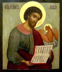 Un médecin grec, adorateur des idoles, soucieux de ses malades dont il connaît la faiblesse et souvent la misère. Jusqu'au jour où il entend saint Paul parler de Jésus, qui vient apporter le salut et la résurrection. Pendant 18 ans, il ne quittera plus désormais l'apôtre des nations et le suivit jusqu'à son martyre à Rome en 67. Dans ses récits, on trouve plusieurs termes médicaux pour parler de la maladie de ceux qui s'adressent à Jésus. Soucieux d'authenticité, il commence son évangile en nous précisant avoir étudié ses sources, comme le médecin écoute son patient pour mieux dire un diagnostic. Modeste et compatissant, il retient plus que les autres évangélistes tout ce qui marque la bonté du Sauveur et donne la joie : l'enfant prodigue, le bon Samaritain, la brebis perdue, la prostituée qui s'en va pardonnée, le bon larron. Dante dira de lui « Il est le scribe de la miséricorde du Christ ». Il est aussi celui qui a introduit beaucoup de femmes dans ses récits : après la parabole de la brebis perdue mettant en scène un homme, il nous raconte la parabole de la drachme perdue mettant en scène une femme.
Heureux lui-même d'avoir trouvé le salut, il est, à sa manière, le chantre de l'amour incarné comme saint Jean le sera de l'amour infini de Dieu Trinité. C'est lui qui nous a parlé avec tant de délicatesse de Marie, la Mère de Dieu, dont il nous dit : « Elle méditait toutes ces choses en son cœur », ce qui veut dire qu'avec amour Marie relisait dans sa mémoire les faits et gestes du Seigneur, pour en approfondir toute la signification, comme saint Luc l'a fait en écoutant saint Paul et en nous transmettant cet évangile de la bonté de notre Père du ciel.
Il est aussi l’auteur des Actes des Apôtres qui nous raconte les débuts de la vie de l’Eglise depuis l’Ascension jusqu’au premier séjour de Paul à Rome.
Dans la liturgie, il est fêté le 18 octobre. Un médecin grec, adorateur des idoles, soucieux de ses malades dont il connaît la faiblesse et souvent la misère. Jusqu'au jour où il entend saint Paul parler de Jésus, qui vient apporter le salut et la résurrection. Pendant 18 ans, il ne quittera plus désormais l'apôtre des nations et le suivit jusqu'à son martyre à Rome en 67. Dans ses récits, on trouve plusieurs termes médicaux pour parler de la maladie de ceux qui s'adressent à Jésus. Soucieux d'authenticité, il commence son évangile en nous précisant avoir étudié ses sources, comme le médecin écoute son patient pour mieux dire un diagnostic. Modeste et compatissant, il retient plus que les autres évangélistes tout ce qui marque la bonté du Sauveur et donne la joie : l'enfant prodigue, le bon Samaritain, la brebis perdue, la prostituée qui s'en va pardonnée, le bon larron. Dante dira de lui « Il est le scribe de la miséricorde du Christ ». Il est aussi celui qui a introduit beaucoup de femmes dans ses récits : après la parabole de la brebis perdue mettant en scène un homme, il nous raconte la parabole de la drachme perdue mettant en scène une femme.
Heureux lui-même d'avoir trouvé le salut, il est, à sa manière, le chantre de l'amour incarné comme saint Jean le sera de l'amour infini de Dieu Trinité. C'est lui qui nous a parlé avec tant de délicatesse de Marie, la Mère de Dieu, dont il nous dit : « Elle méditait toutes ces choses en son cœur », ce qui veut dire qu'avec amour Marie relisait dans sa mémoire les faits et gestes du Seigneur, pour en approfondir toute la signification, comme saint Luc l'a fait en écoutant saint Paul et en nous transmettant cet évangile de la bonté de notre Père du ciel.
Il est aussi l’auteur des Actes des Apôtres qui nous raconte les débuts de la vie de l’Eglise depuis l’Ascension jusqu’au premier séjour de Paul à Rome.
Dans la liturgie, il est fêté le 18 octobre.