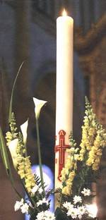 Evangile Luc 12,32-48
Évangile de Jésus Christ selon saint Luc
En ce temps-là, Jésus disait à ses disciples : « Sois sans crainte, petit troupeau : votre Père a trouvé bon de vous donner le Royaume. Vendez ce que vous possédez et donnez-le en aumône. Faites-vous des bourses qui ne s’usent pas, un trésor inépuisable dans les cieux, là où le voleur n’approche pas, où la mite ne détruit pas. Car là où est votre trésor, là aussi sera votre cœur. Restez en tenue de service, votre ceinture autour des reins, et vos lampes allumées. Soyez comme des gens qui attendent leur maître à son retour des noces, pour lui ouvrir dès qu’il arrivera et frappera à la porte. Heureux ces serviteurs-là que le maître, à son arrivée, trouvera en train de veiller. Amen, je vous le dis : c’est lui qui, la ceinture autour des reins, les fera prendre place à table et passera pour les servir. S’il revient vers minuit ou vers trois heures du matin et qu’il les trouve ainsi, heureux sont-ils ! Vous le savez bien : si le maître de maison avait su à quelle heure le voleur viendrait, il n’aurait pas laissé percer le mur de sa maison. Vous aussi, tenez-vous prêts : c’est à l’heure où vous n’y penserez pas que le Fils de l’homme viendra. » Pierre dit alors : « Seigneur, est-ce pour nous que tu dis cette parabole, ou bien pour tous ? » Le Seigneur répondit : « Que dire de l’intendant fidèle et sensé à qui le maître confiera la charge de son personnel pour distribuer, en temps voulu, la ration de nourriture ? Heureux ce serviteur que son maître, en arrivant, trouvera en train d’agir ainsi ! Vraiment, je vous le déclare : il l’établira sur tous ses biens. Mais si le serviteur se dit en lui-même : ‘Mon maître tarde à venir’, et s’il se met à frapper les serviteurs et les servantes, à manger, à boire et à s’enivrer, alors quand le maître viendra, le jour où son serviteur ne s’y attend pas et à l’heure qu’il ne connaît pas, il l’écartera et lui fera partager le sort des infidèles. Le serviteur qui, connaissant la volonté de son maître, n’a rien préparé et n’a pas accompli cette volonté, recevra un grand nombre de coups. Mais celui qui ne la connaissait pas, et qui a mérité des coups pour sa conduite, celui-là n’en recevra qu’un petit nombre. À qui l’on a beaucoup donné, on demandera beaucoup ; à qui l’on a beaucoup confié, on réclamera davantage. »
http://croire.la-croix.com/Textes-du-dimanche/2016/19e-dimanche-ordinaire-dimanche-07-aout-2016/Tenir-deja-ce-que-l-on-espere Evangile Luc 12,32-48
Évangile de Jésus Christ selon saint Luc
En ce temps-là, Jésus disait à ses disciples : « Sois sans crainte, petit troupeau : votre Père a trouvé bon de vous donner le Royaume. Vendez ce que vous possédez et donnez-le en aumône. Faites-vous des bourses qui ne s’usent pas, un trésor inépuisable dans les cieux, là où le voleur n’approche pas, où la mite ne détruit pas. Car là où est votre trésor, là aussi sera votre cœur. Restez en tenue de service, votre ceinture autour des reins, et vos lampes allumées. Soyez comme des gens qui attendent leur maître à son retour des noces, pour lui ouvrir dès qu’il arrivera et frappera à la porte. Heureux ces serviteurs-là que le maître, à son arrivée, trouvera en train de veiller. Amen, je vous le dis : c’est lui qui, la ceinture autour des reins, les fera prendre place à table et passera pour les servir. S’il revient vers minuit ou vers trois heures du matin et qu’il les trouve ainsi, heureux sont-ils ! Vous le savez bien : si le maître de maison avait su à quelle heure le voleur viendrait, il n’aurait pas laissé percer le mur de sa maison. Vous aussi, tenez-vous prêts : c’est à l’heure où vous n’y penserez pas que le Fils de l’homme viendra. » Pierre dit alors : « Seigneur, est-ce pour nous que tu dis cette parabole, ou bien pour tous ? » Le Seigneur répondit : « Que dire de l’intendant fidèle et sensé à qui le maître confiera la charge de son personnel pour distribuer, en temps voulu, la ration de nourriture ? Heureux ce serviteur que son maître, en arrivant, trouvera en train d’agir ainsi ! Vraiment, je vous le déclare : il l’établira sur tous ses biens. Mais si le serviteur se dit en lui-même : ‘Mon maître tarde à venir’, et s’il se met à frapper les serviteurs et les servantes, à manger, à boire et à s’enivrer, alors quand le maître viendra, le jour où son serviteur ne s’y attend pas et à l’heure qu’il ne connaît pas, il l’écartera et lui fera partager le sort des infidèles. Le serviteur qui, connaissant la volonté de son maître, n’a rien préparé et n’a pas accompli cette volonté, recevra un grand nombre de coups. Mais celui qui ne la connaissait pas, et qui a mérité des coups pour sa conduite, celui-là n’en recevra qu’un petit nombre. À qui l’on a beaucoup donné, on demandera beaucoup ; à qui l’on a beaucoup confié, on réclamera davantage. »
http://croire.la-croix.com/Textes-du-dimanche/2016/19e-dimanche-ordinaire-dimanche-07-aout-2016/Tenir-deja-ce-que-l-on-espere