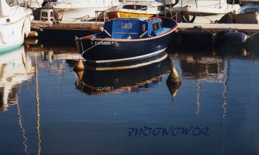 Un jour, Jésus se trouvait sur le bord du lac de Génésareth; la foule se pressait autour de lui pour écouter la parole de Dieu. Il vit deux barques amarrées au bord du lac; les pêcheurs en étaient descendus et lavaient leurs filets. Jésus monta dans une des barques, qui appartenait à Simon, et lui demanda de s’éloigner un peu du rivage. Puis il s’assit et, de la barque, il enseignait la foule.
Quand il eut fini de parler, il dit à Simon: « Avance au large, et jetez les filets pour prendre du poisson. » Simon lui répondit: « Maître, nous avons peiné toute la nuit sans rien prendre; mais, sur ton ordre, je vais jeter les filets. » Ils le firent, et ils prirent une telle quantité de poissons que leurs filets se déchiraient. Ils firent signe à leurs compagnons de l’autre barque de venir les aider. Ceux-ci vinrent, et ils remplirent les deux barques, à tel point qu’elles enfonçaient.
À cette vue, Simon-Pierre tomba aux pieds de Jésus, en disant: « Seigneur, éloigne-toi de moi, car je suis un homme pécheur. » L’effroi, en effet, l’avait saisi, lui et ceux qui étaient avec lui, devant la quantité de poissons qu’ils avaient prise; et de même Jacques et Jean, fils de Zébédée, ses compagnons. Jésus dit à Simon: « Sois sans crainte, désormais ce sont des hommes que tu prendras. »
Alors ils ramenèrent les barques au rivage et, laissant tout, ils le suivirent. Un jour, Jésus se trouvait sur le bord du lac de Génésareth; la foule se pressait autour de lui pour écouter la parole de Dieu. Il vit deux barques amarrées au bord du lac; les pêcheurs en étaient descendus et lavaient leurs filets. Jésus monta dans une des barques, qui appartenait à Simon, et lui demanda de s’éloigner un peu du rivage. Puis il s’assit et, de la barque, il enseignait la foule.
Quand il eut fini de parler, il dit à Simon: « Avance au large, et jetez les filets pour prendre du poisson. » Simon lui répondit: « Maître, nous avons peiné toute la nuit sans rien prendre; mais, sur ton ordre, je vais jeter les filets. » Ils le firent, et ils prirent une telle quantité de poissons que leurs filets se déchiraient. Ils firent signe à leurs compagnons de l’autre barque de venir les aider. Ceux-ci vinrent, et ils remplirent les deux barques, à tel point qu’elles enfonçaient.
À cette vue, Simon-Pierre tomba aux pieds de Jésus, en disant: « Seigneur, éloigne-toi de moi, car je suis un homme pécheur. » L’effroi, en effet, l’avait saisi, lui et ceux qui étaient avec lui, devant la quantité de poissons qu’ils avaient prise; et de même Jacques et Jean, fils de Zébédée, ses compagnons. Jésus dit à Simon: « Sois sans crainte, désormais ce sont des hommes que tu prendras. »
Alors ils ramenèrent les barques au rivage et, laissant tout, ils le suivirent.