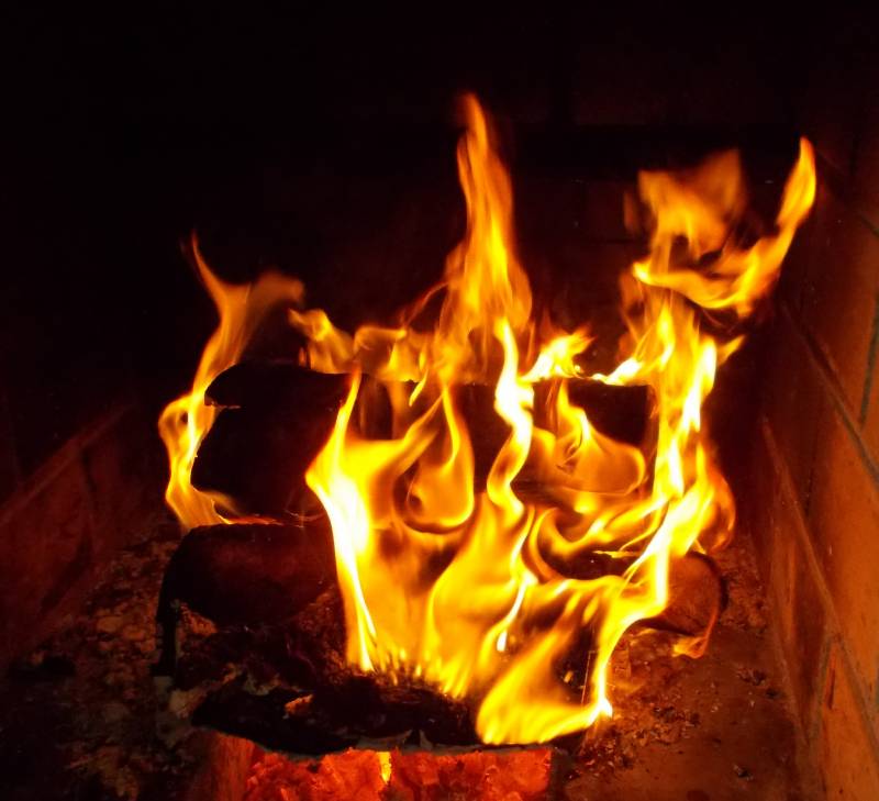Evangile Luc 12,49-53
En ce temps-là, Jésus disait à ses disciples : « Je suis venu apporter un feu sur la terre, et comme je voudrais qu’il soit déjà allumé ! Je dois recevoir un baptême, et quelle angoisse est la mienne jusqu’à ce qu’il soit accompli ! Pensez-vous que je sois venu mettre la paix sur la terre ? Non, je vous le dis, mais bien plutôt la division. Car désormais cinq personnes de la même famille seront divisées :
trois contre deux et deux contre trois ; ils se diviseront : le père contre le fils et le fils contre le père, la mère contre la fille et la fille contre la mère, la belle-mère contre la belle-fille et la belle-fille contre la belle-mère. »
http://croire.la-croix.com/Textes-du-dimanche/2016/20e-dimanche-ordinaire-dimanche-14-aout-2016/ Evangile Luc 12,49-53
En ce temps-là, Jésus disait à ses disciples : « Je suis venu apporter un feu sur la terre, et comme je voudrais qu’il soit déjà allumé ! Je dois recevoir un baptême, et quelle angoisse est la mienne jusqu’à ce qu’il soit accompli ! Pensez-vous que je sois venu mettre la paix sur la terre ? Non, je vous le dis, mais bien plutôt la division. Car désormais cinq personnes de la même famille seront divisées :
trois contre deux et deux contre trois ; ils se diviseront : le père contre le fils et le fils contre le père, la mère contre la fille et la fille contre la mère, la belle-mère contre la belle-fille et la belle-fille contre la belle-mère. »
http://croire.la-croix.com/Textes-du-dimanche/2016/20e-dimanche-ordinaire-dimanche-14-aout-2016/
