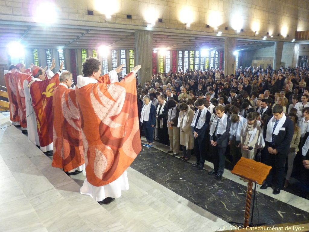 Luc 4, 18-21

L'Esprit du Seigneur est sur moi parce que le Seigneur m'a consacr� par l'onction. Il m'a envoy� porter la Bonne Nouvelle aux pauvres, annoncer aux captifs leur lib�ration, et aux aveugles qu'ils retrouveront la vue, remettre en libert� les opprim�s, annoncer une ann�e favorable accord�e par le Seigneur. J�sus referma le livre, le rendit au servant et s'assit. Tous, dans la synagogue, avaient les yeux fix�s sur lui. Alors il se mit � leur dire : � Aujourd'hui s'accomplit ce passage de l'�criture que vous venez d'entendre. �

En recevant le sacrement de la confirmation, le chr�tien est consacr� avec l�onction de Saint Chr�me ; il re�oit l�Esprit du Seigneur pour porter la Bonne Nouvelle au monde.