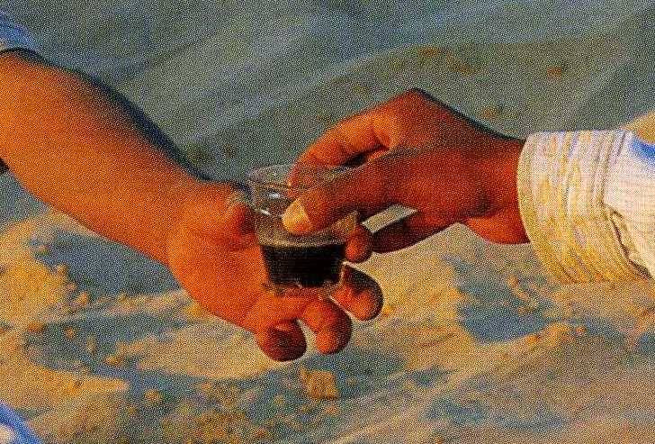 En ce temps-là, Jésus disait à ses disciples : « Si quelqu'un m'aime, il gardera ma parole ; mon Père l'aimera, nous viendrons vers lui et, chez lui, nous nous ferons une demeure. Celui qui ne m'aime pas ne garde pas mes paroles. Or, la parole que vous entendez n'est pas de moi : elle est du Père, qui m'a envoyé. Je vous parle ainsi, tant que je demeure avec vous ; mais le Défenseur, l'Esprit Saint que le Père enverra en mon nom, lui, vous enseignera tout, et il vous fera souvenir de tout ce que je vous ai dit.
Je vous laisse la paix, je vous donne ma paix ; ce n'est pas à la manière du monde que je vous la donne. Que votre coeur ne soit pas bouleversé ni effrayé. Vous avez entendu ce que je vous ai dit : Je m'en vais, et je reviens vers vous. Si vous m'aimiez, vous seriez dans la joie puisque je pars vers le Père, car le Père est plus grand que moi. Je vous ai dit ces choses maintenant, avant qu'elles n'arrivent ; ainsi, lorsqu'elles arriveront, vous croirez. »
Commentaire de Marcel Domergue
http://www.croire.com/Textes-du-dimanche/2016/6e-dimanche-de-Paques-dimanche-01-mai-2016/Ne-soyez-pas-bouleverses En ce temps-là, Jésus disait à ses disciples : « Si quelqu'un m'aime, il gardera ma parole ; mon Père l'aimera, nous viendrons vers lui et, chez lui, nous nous ferons une demeure. Celui qui ne m'aime pas ne garde pas mes paroles. Or, la parole que vous entendez n'est pas de moi : elle est du Père, qui m'a envoyé. Je vous parle ainsi, tant que je demeure avec vous ; mais le Défenseur, l'Esprit Saint que le Père enverra en mon nom, lui, vous enseignera tout, et il vous fera souvenir de tout ce que je vous ai dit.
Je vous laisse la paix, je vous donne ma paix ; ce n'est pas à la manière du monde que je vous la donne. Que votre coeur ne soit pas bouleversé ni effrayé. Vous avez entendu ce que je vous ai dit : Je m'en vais, et je reviens vers vous. Si vous m'aimiez, vous seriez dans la joie puisque je pars vers le Père, car le Père est plus grand que moi. Je vous ai dit ces choses maintenant, avant qu'elles n'arrivent ; ainsi, lorsqu'elles arriveront, vous croirez. »
Commentaire de Marcel Domergue
http://www.croire.com/Textes-du-dimanche/2016/6e-dimanche-de-Paques-dimanche-01-mai-2016/Ne-soyez-pas-bouleverses
