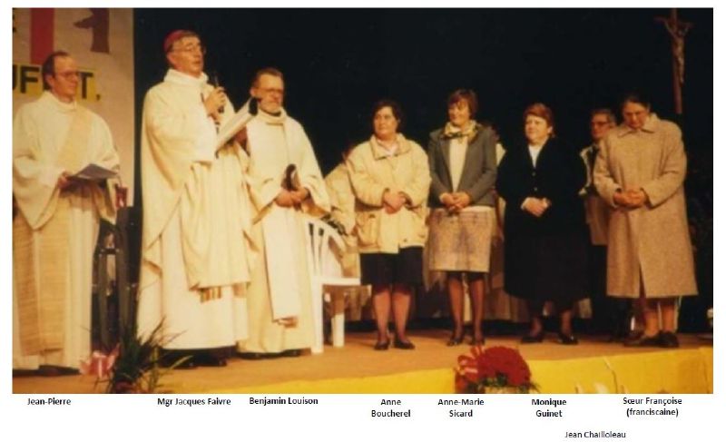 Le 22 novembre 1992, à l’Odyssée de Pusignan, Jean-Pierre est ordonné diacre permanent. Anne Boucherel, Anne-Marie Sicard, Monique Guinet, et sœur Françoise sont envoyées en mission.
Le 12 novembre 2017, les paroisses de Meyzieu, Jons, Jonage et Pusignan fêtent les 25 ans de diaconat permanent de Jean-Pierre Beauseigneur.
Il a accompli sa mission dans le monde de la santé, non seulement sur nos paroisses, mais aussi au niveau diocésain. Rendons grâce au Seigneur pour sa disponibilité, son écoute, sa patience, semences de paix auprès de ceux qu'il rencontre quotidiennement.
Merci à Marie, son épouse, et à Jean-Pierre, pour ce qu'ils sont et ce qu'ils font. Le 22 novembre 1992, à l’Odyssée de Pusignan, Jean-Pierre est ordonné diacre permanent. Anne Boucherel, Anne-Marie Sicard, Monique Guinet, et sœur Françoise sont envoyées en mission.
Le 12 novembre 2017, les paroisses de Meyzieu, Jons, Jonage et Pusignan fêtent les 25 ans de diaconat permanent de Jean-Pierre Beauseigneur.
Il a accompli sa mission dans le monde de la santé, non seulement sur nos paroisses, mais aussi au niveau diocésain. Rendons grâce au Seigneur pour sa disponibilité, son écoute, sa patience, semences de paix auprès de ceux qu'il rencontre quotidiennement.
Merci à Marie, son épouse, et à Jean-Pierre, pour ce qu'ils sont et ce qu'ils font.