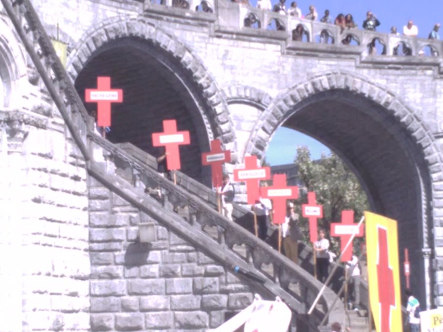 Montée des  porteurs de croix vers la Basilique Haute.