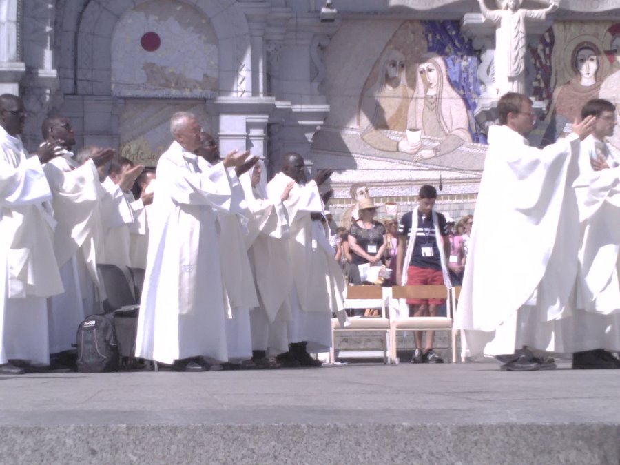 La messe est concélébrée par plus de 30 prêtres.