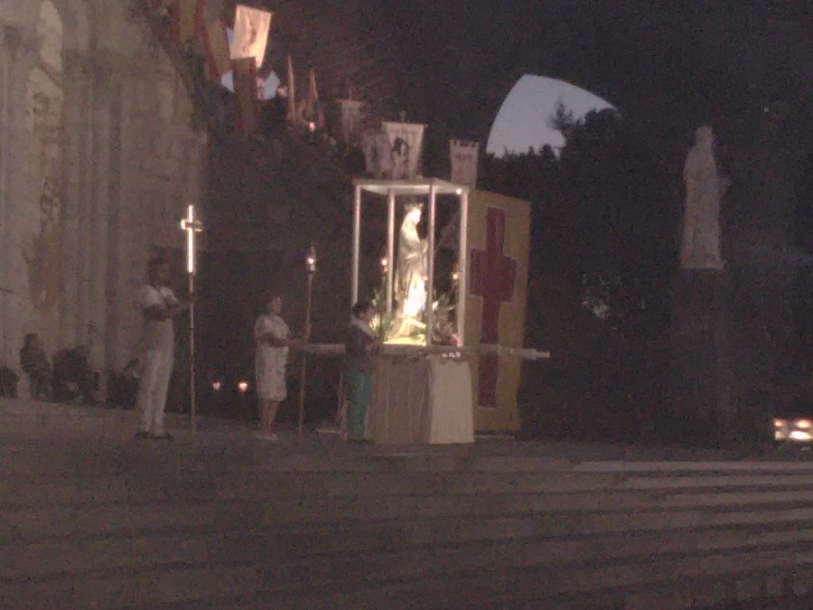 Fin de la procession avec l'expostion de la statue de la Vierge.