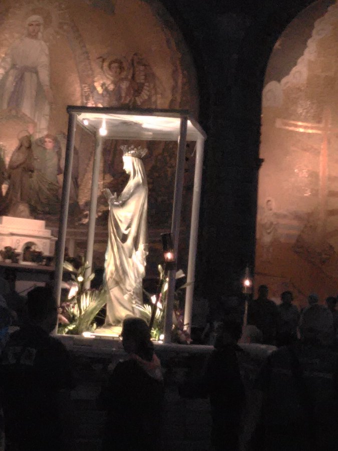Chemin de croix nocturne avec la Vierge: (regarder la vidéo)