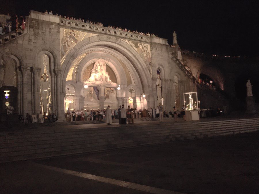 Arrivée de la Vierge, sur l'esplanade de la Basilique du Rosaire : (regarder la vidéo)