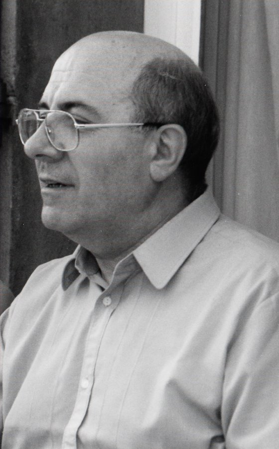 Témoignage d’un groupe de chrétiens de Meyzieu pour le Père Pierre Butaud
Le Père Pierre Butaud venait de fêter ses 60 ans de prêtrise, il a rejoint le Père le 22 septembre 2016 et ses funérailles ont eu lieu le 26 septembre à la primatiale Saint Jean-Baptiste.
Il a connu les années de plomb, les années d’occupation. C’était un sportif, un chef de qualité qui aurait pu faire une belle carrière militaire, mais il a écouté l’appel du Seigneur et il a choisi d’être un humble serviteur, partant fraternellement sur les routes avec le concile Vatican II comme bagage.
Pierre avait le goût du grand large, et il est parti deux fois en Afrique comme prêtre « fidei donum ». Il a été nommé curé à Meyzieu de 1973 à 1979, époque à laquelle de nombreux jeunes couples s’installaient dans de nouveaux lotissements. Il a eu pour tâche d’intégrer la paroisse dans le diocèse de Lyon, suite au changement de département du secteur nord de l’Isère passé dans le Rhône.
Sur la paroisse de Meyzieu, il avait le Père Abel Siaudeau pour le seconder, et, avec lui, il a appelé et accompagné de très nombreux laïcs dans les mouvements d’Action Catholique (VEA, MCC, …), il a lancé la catéchèse et l’aumônerie des collèges en s’appuyant aussi sur le Père Yvess Longin, nouvellement ordonné prêtre. Durant deux ans, les paroissiens ont été invités à participer aux « Dimanches d’Emmaüs » : six dimanches matins dans l’année, de 9h30 à 11h, ils venaient réfléchir en groupes d’abord sur l’évangile de Marc, puis sur les Actes des Apôtres pendant que les enfants et les jeunes étaient pris en charge pour faire le même travail à leur niveau ; puis la messe était célébrée pour tous à 11h. Chaque rencontre était préparée par une équipe de laïcs, chaque équipe n’intervenant qu’une seule fois dans l’année.
La formation donnée par Pierre à ces nombreux laïcs a porté du fruit : leur engagement dans la paroisse et dans la vie citoyenne dure encore aujourd’hui pour beaucoup d’entre eux.
Vous pourrez lire aussi le témoignage d’un ancien paroissien de Pierre lorsqu’il était curé du Saint Sacrement, car il correspond bien à ce que nous avions vécu précédemment à Meyzieu.
Nous remercions le Seigneur d’avoir mis Pierre sur notre route ; il restera vivant dans nos cœurs.
Le grain de blé a donné beaucoup de fruit Témoignage d’un groupe de chrétiens de Meyzieu pour le Père Pierre Butaud
Le Père Pierre Butaud venait de fêter ses 60 ans de prêtrise, il a rejoint le Père le 22 septembre 2016 et ses funérailles ont eu lieu le 26 septembre à la primatiale Saint Jean-Baptiste.
Il a connu les années de plomb, les années d’occupation. C’était un sportif, un chef de qualité qui aurait pu faire une belle carrière militaire, mais il a écouté l’appel du Seigneur et il a choisi d’être un humble serviteur, partant fraternellement sur les routes avec le concile Vatican II comme bagage.
Pierre avait le goût du grand large, et il est parti deux fois en Afrique comme prêtre « fidei donum ». Il a été nommé curé à Meyzieu de 1973 à 1979, époque à laquelle de nombreux jeunes couples s’installaient dans de nouveaux lotissements. Il a eu pour tâche d’intégrer la paroisse dans le diocèse de Lyon, suite au changement de département du secteur nord de l’Isère passé dans le Rhône.
Sur la paroisse de Meyzieu, il avait le Père Abel Siaudeau pour le seconder, et, avec lui, il a appelé et accompagné de très nombreux laïcs dans les mouvements d’Action Catholique (VEA, MCC, …), il a lancé la catéchèse et l’aumônerie des collèges en s’appuyant aussi sur le Père Yvess Longin, nouvellement ordonné prêtre. Durant deux ans, les paroissiens ont été invités à participer aux « Dimanches d’Emmaüs » : six dimanches matins dans l’année, de 9h30 à 11h, ils venaient réfléchir en groupes d’abord sur l’évangile de Marc, puis sur les Actes des Apôtres pendant que les enfants et les jeunes étaient pris en charge pour faire le même travail à leur niveau ; puis la messe était célébrée pour tous à 11h. Chaque rencontre était préparée par une équipe de laïcs, chaque équipe n’intervenant qu’une seule fois dans l’année.
La formation donnée par Pierre à ces nombreux laïcs a porté du fruit : leur engagement dans la paroisse et dans la vie citoyenne dure encore aujourd’hui pour beaucoup d’entre eux.
Vous pourrez lire aussi le témoignage d’un ancien paroissien de Pierre lorsqu’il était curé du Saint Sacrement, car il correspond bien à ce que nous avions vécu précédemment à Meyzieu.
Nous remercions le Seigneur d’avoir mis Pierre sur notre route ; il restera vivant dans nos cœurs.
Le grain de blé a donné beaucoup de fruit