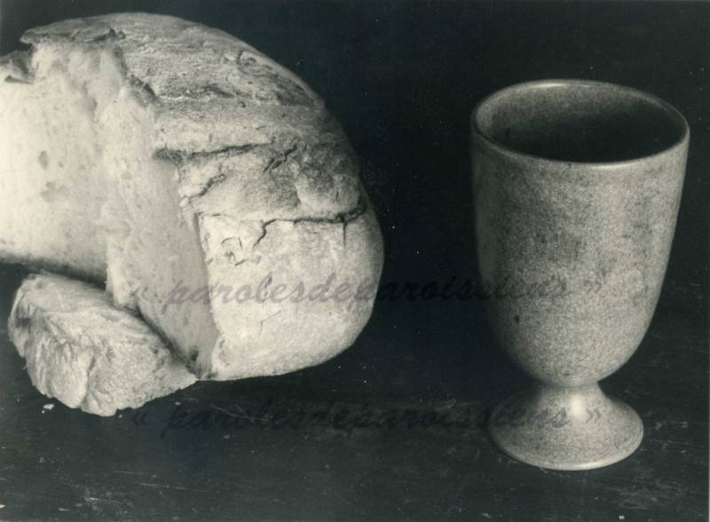 Le pain et le vin ont été choisis par Jésus pour instituer le sacrement de l'Eucharistie.
On peut remarquer le contraste étonnant entre Jésus et Jean-Baptiste : « Jean le Baptiste est venu, en effet ; il ne mange pas de pain, il ne boit pas de vin, et vous dites : « C'est un possédé ! » Le Fils de l'homme est venu ; il mange et il boit, et vous dites : « Voilà un glouton et un ivrogne, un ami des publicains et des pécheurs. » Mais, par tous ses enfants, la sagesse de Dieu a été reconnue juste. » (Luc 7,33-35) Le pain et le vin ont été choisis par Jésus pour instituer le sacrement de l'Eucharistie.
On peut remarquer le contraste étonnant entre Jésus et Jean-Baptiste : « Jean le Baptiste est venu, en effet ; il ne mange pas de pain, il ne boit pas de vin, et vous dites : « C'est un possédé ! » Le Fils de l'homme est venu ; il mange et il boit, et vous dites : « Voilà un glouton et un ivrogne, un ami des publicains et des pécheurs. » Mais, par tous ses enfants, la sagesse de Dieu a été reconnue juste. » (Luc 7,33-35)